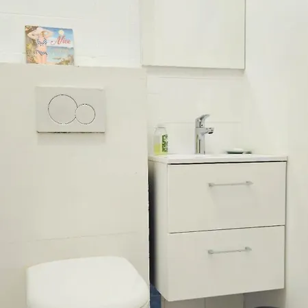 Spacious 3 Close To Tram And Amenities *