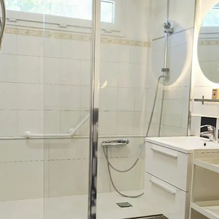 Spacious 3 Close To Tram And Amenities ניס