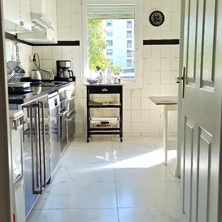 Spacious 3 Close To Tram And Amenities *