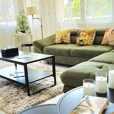 Spacious 3 Close To Tram And Amenities דירה