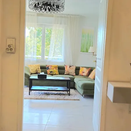 Spacious 3 Close To Tram And Amenities