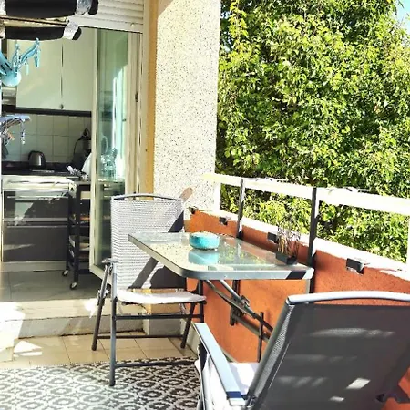 Spacious 3 Close To Tram And Amenities *